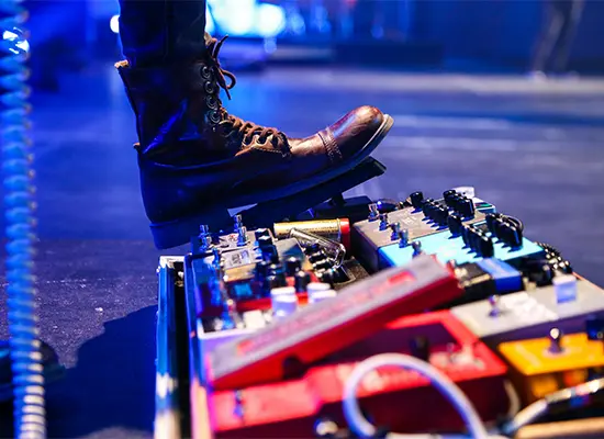 tuning electric guitar with a tuner pedal